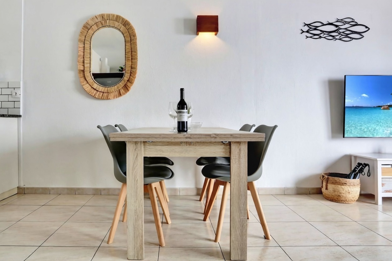 Chalet mit direkter Strandzugang in La Oliva — Esszimmer