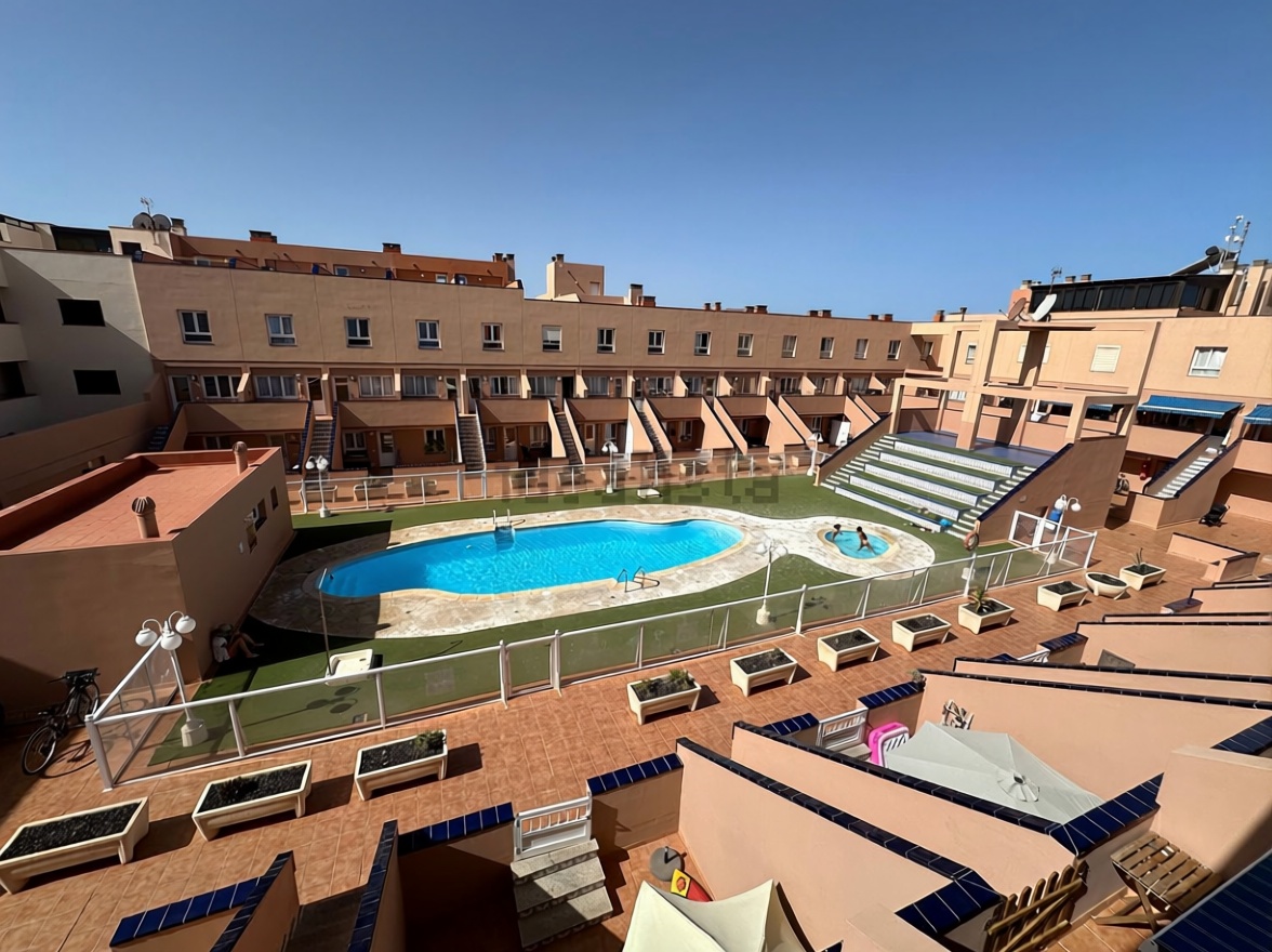 Chalet mit direkter Strandzugang in La Oliva — Pool