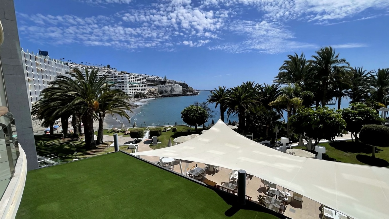 Beachfront flat in Mogán — Sea view