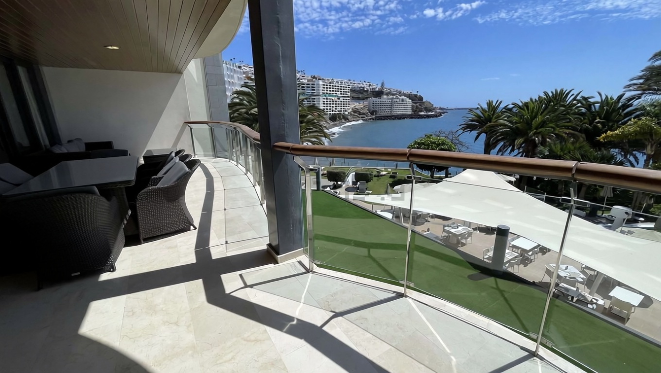 Beachfront flat in Mogán