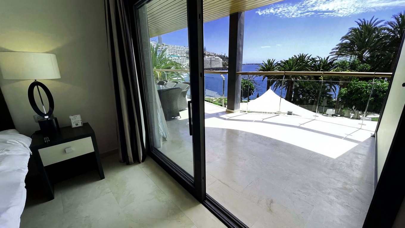Beachfront flat in Mogán — Bedroom