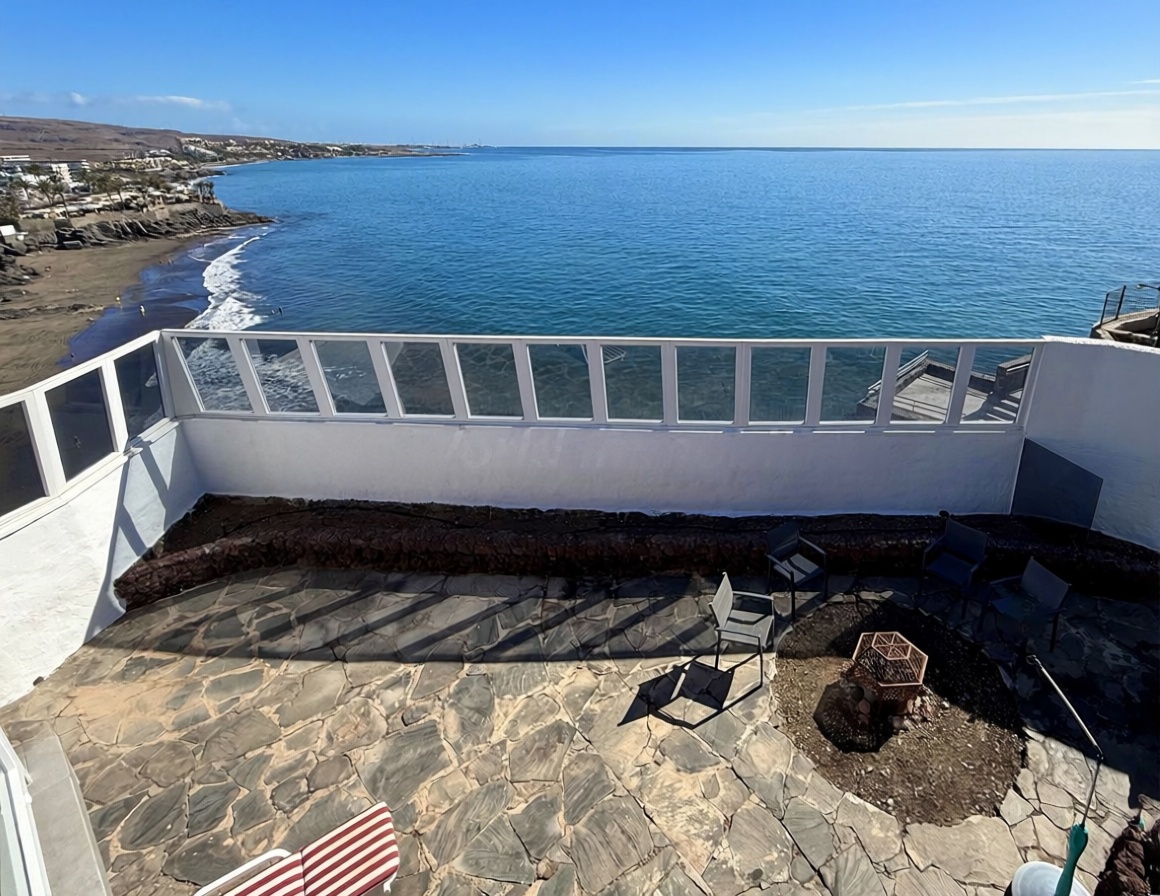 Chalet mit direkter Strandzugang in San Bartolomé de Tirajana — Meerblick
