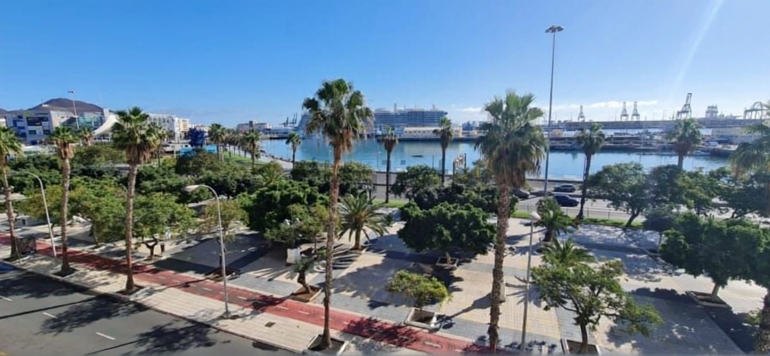 Beachfront flat in Las Palmas de Gran Canaria — Sea view