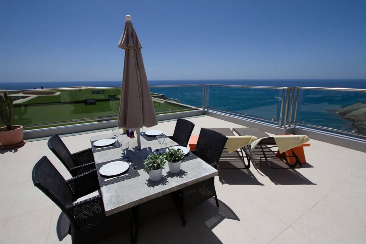 Beachfront flat in Mogán — Sea terrace