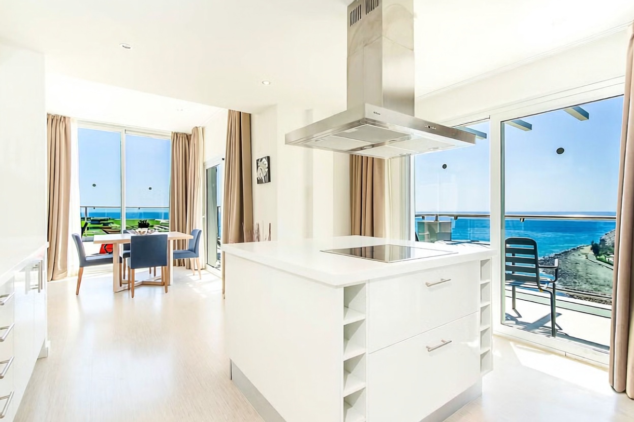 Beachfront flat in Mogán — Kitchen