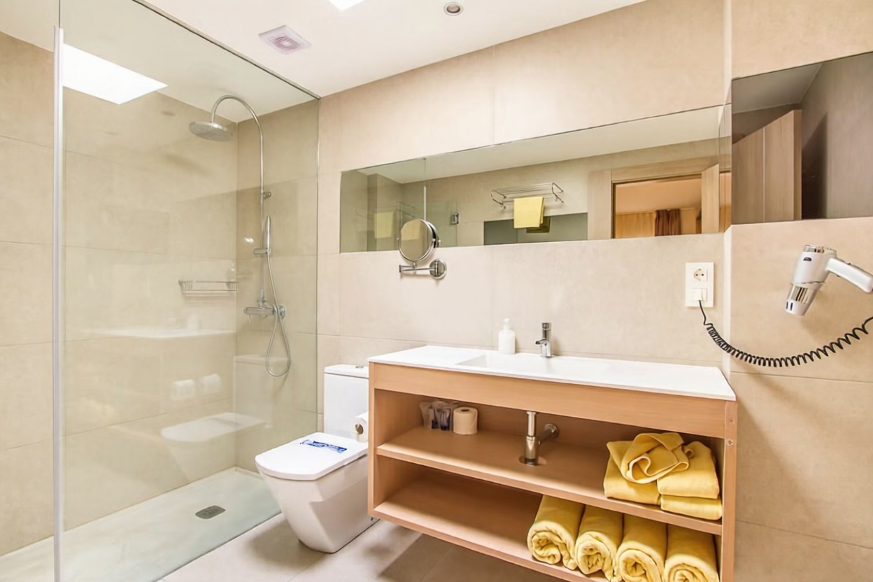 Beachfront flat in Mogán — Bathroom