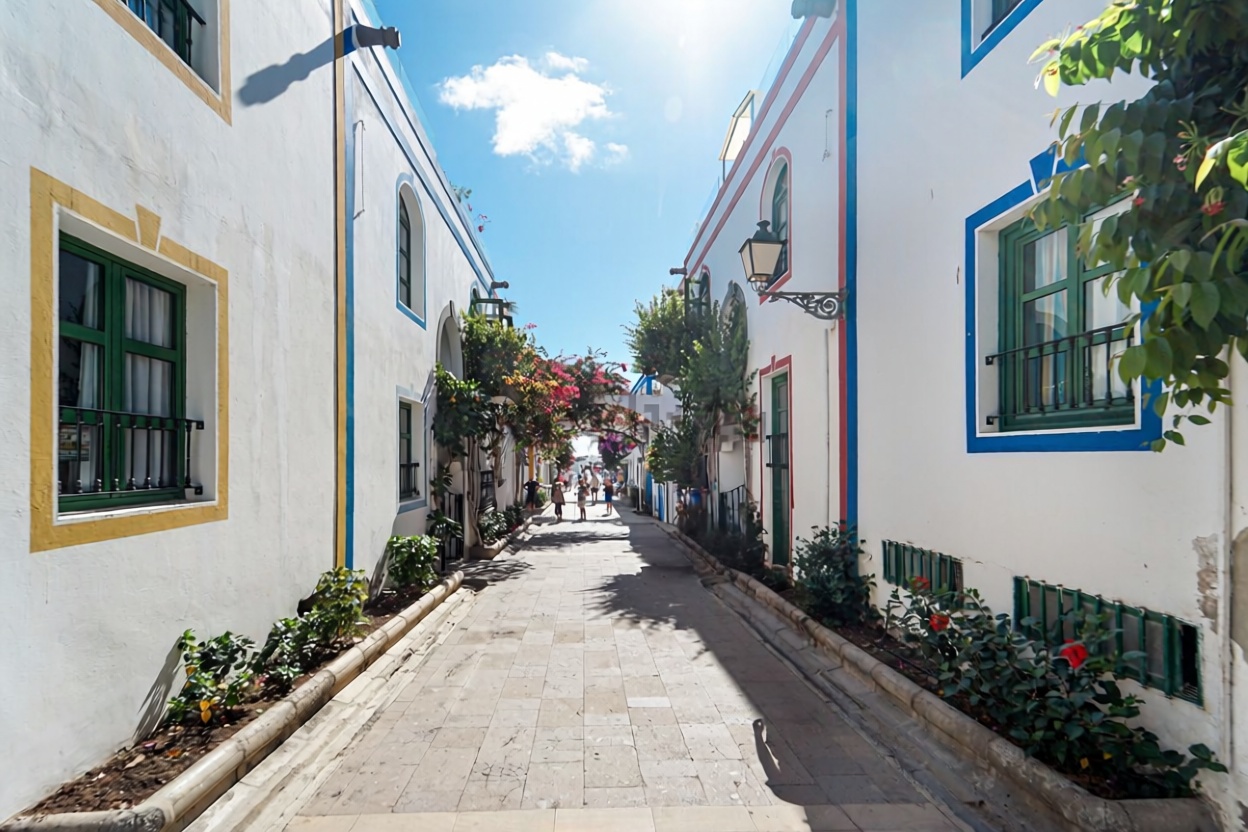 Beachfront flat in Mogán — Sea view