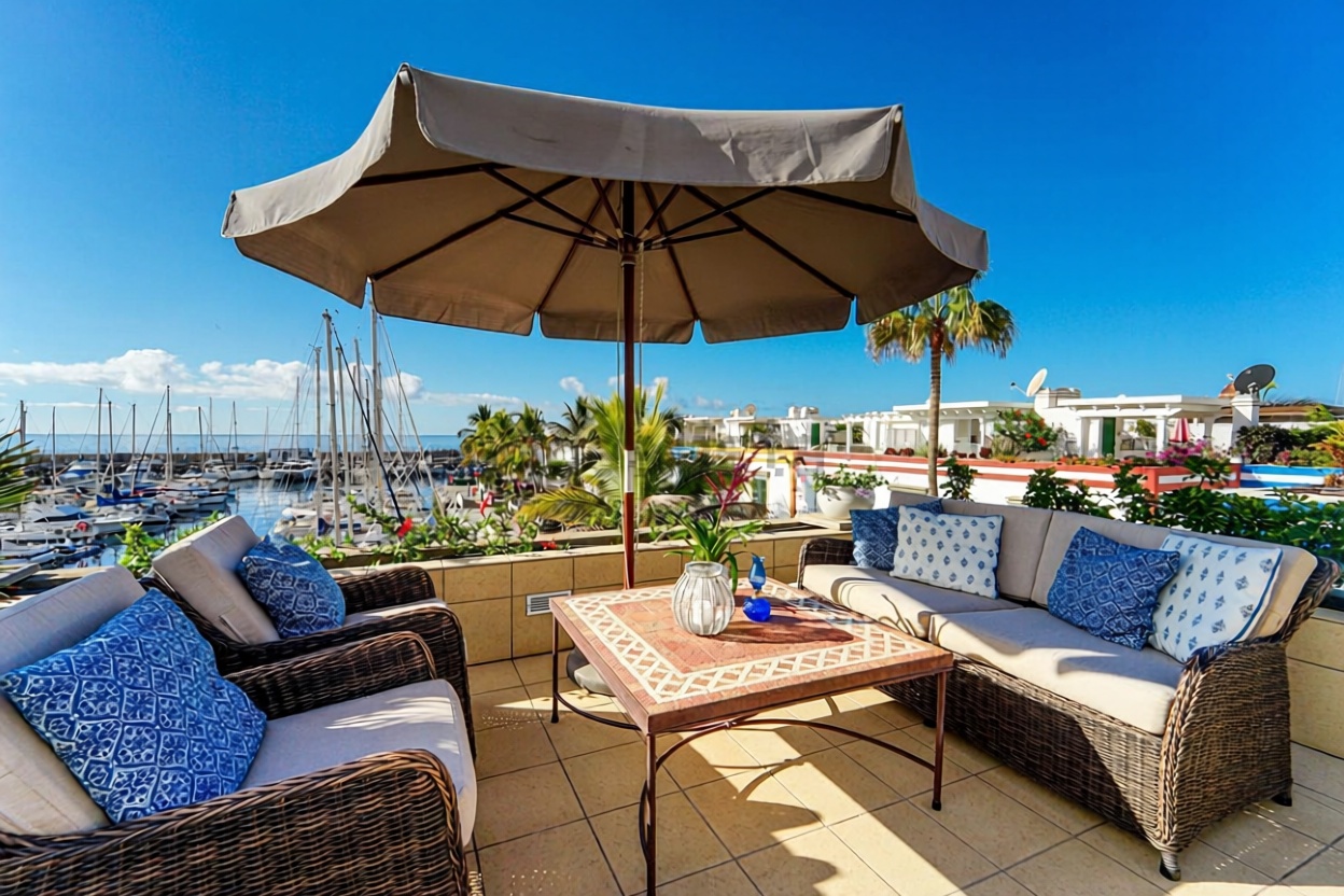 Beachfront flat in Mogán — Sea terrace