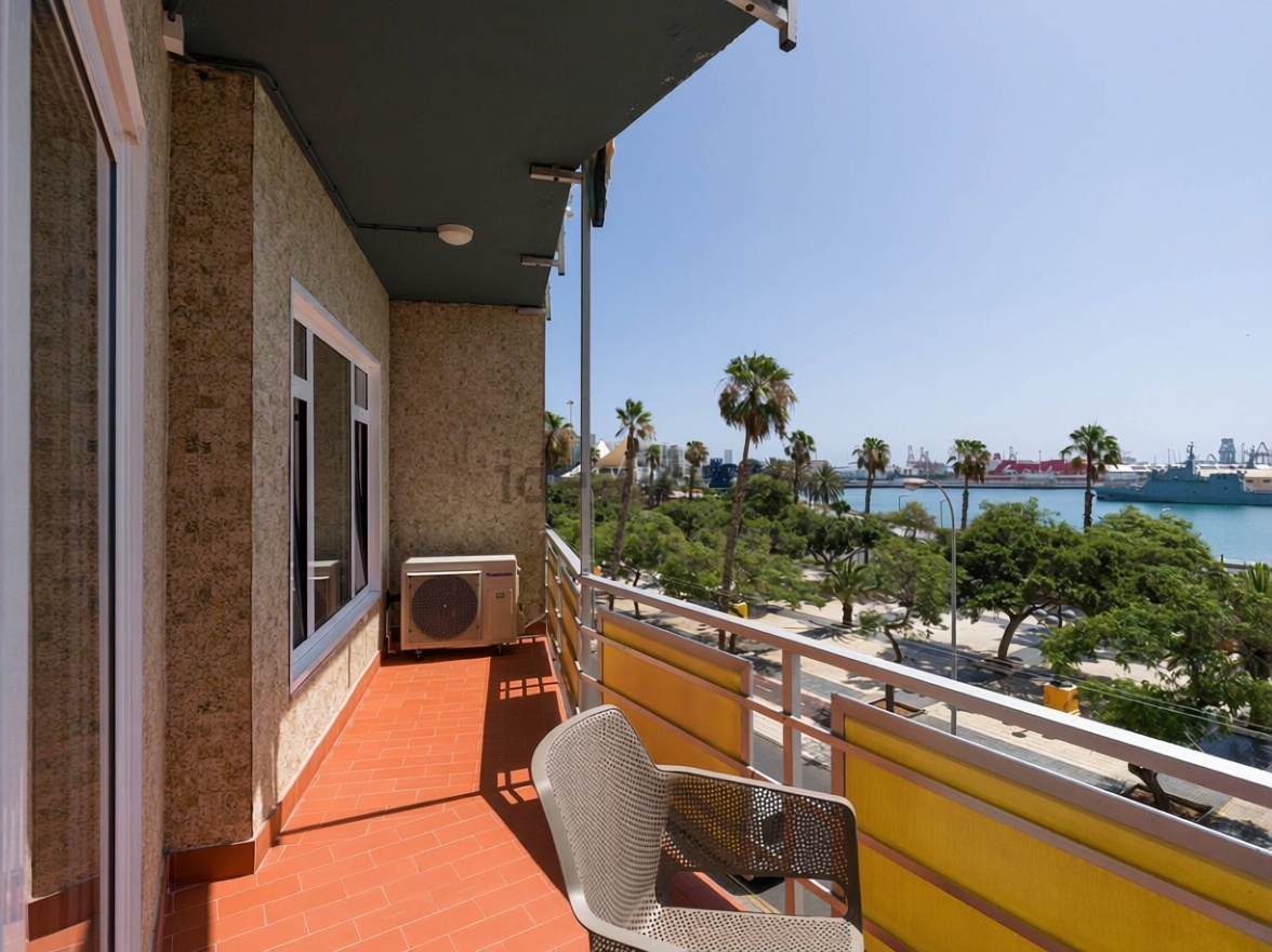 Beachfront flat in Las Palmas de Gran Canaria — Kitchen
