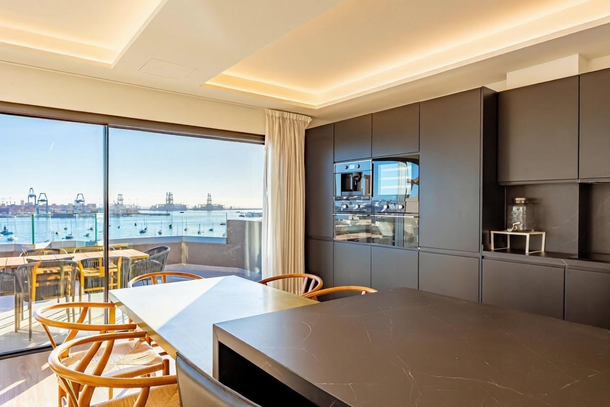 Appartement en attique en première ligne de mer à Las Palmas de Gran Canaria — Cuisine