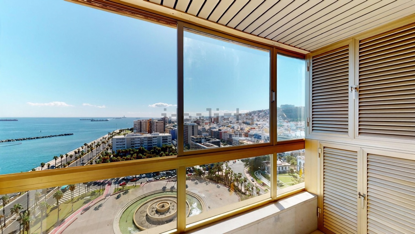 Beachfront flat in Las Palmas de Gran Canaria — Sea view