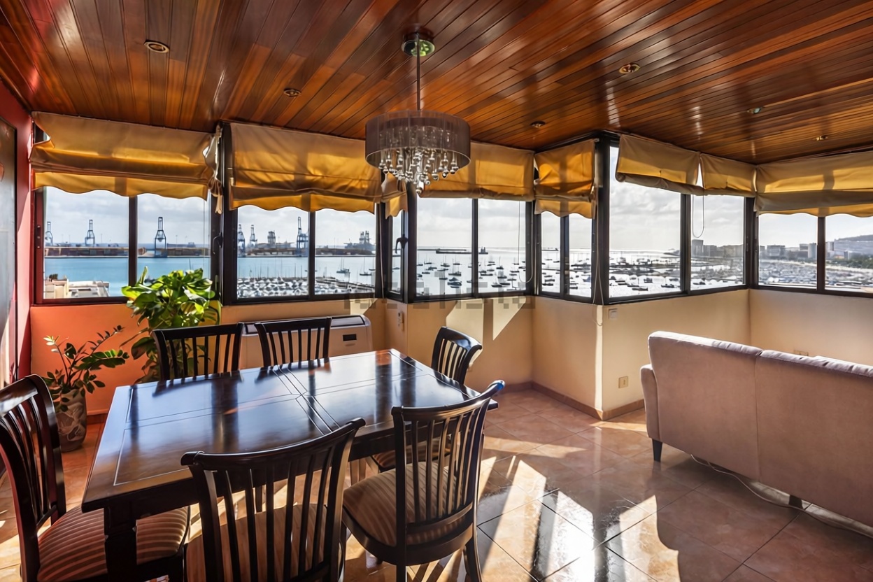 Seafront attic in Las Palmas de Gran Canaria — Dining room