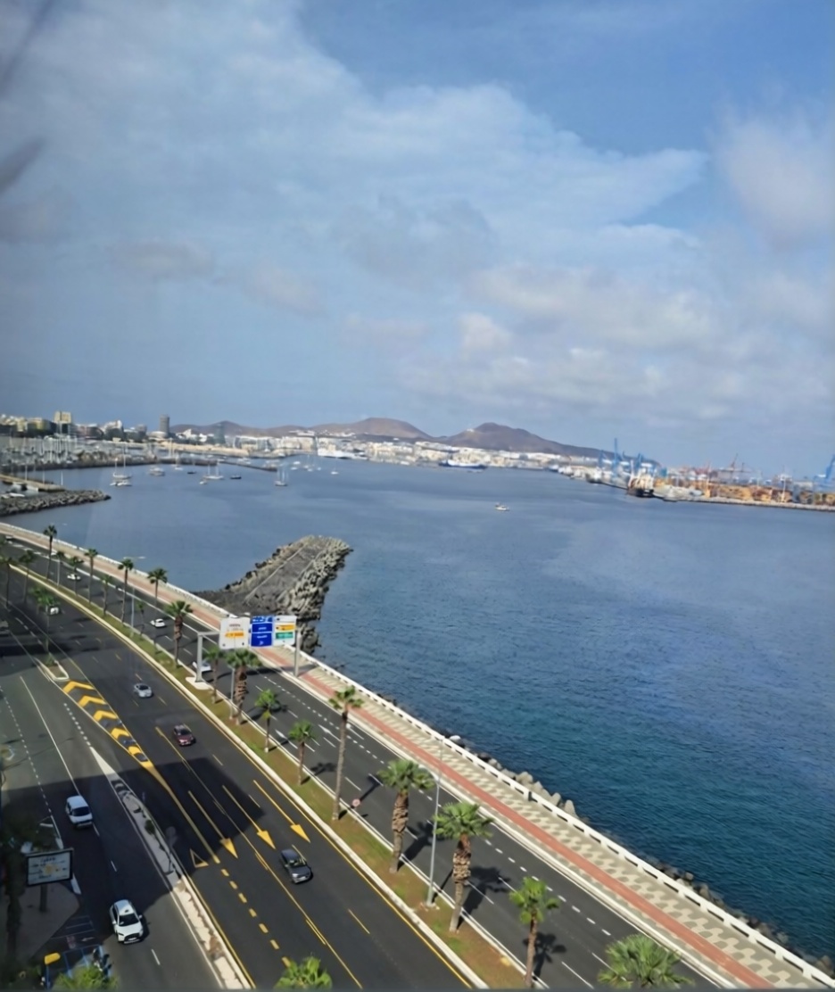 Beachfront flat in Las Palmas de Gran Canaria — Sea view