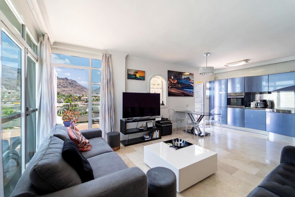 Appartement en attique en première ligne de mer à Mogán — Séjour